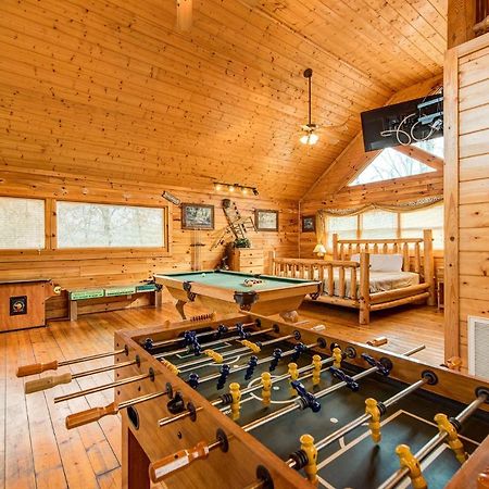 Secret Romance, 2 Bedrooms, Sleeps 8, Pool Table, Hot Tub, Arcade 蓋特林堡 外观 照片