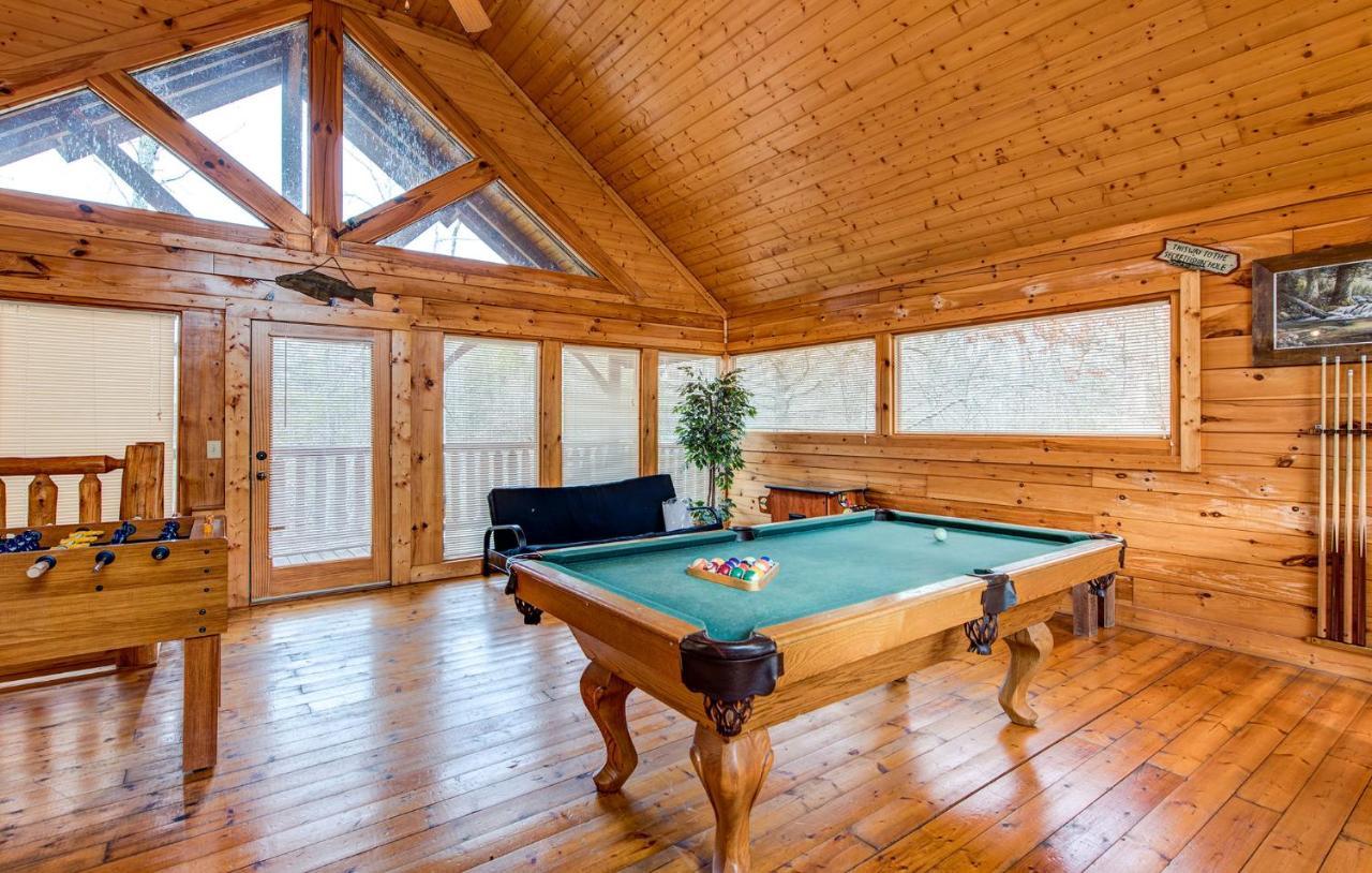 Secret Romance, 2 Bedrooms, Sleeps 8, Pool Table, Hot Tub, Arcade 蓋特林堡 外观 照片
