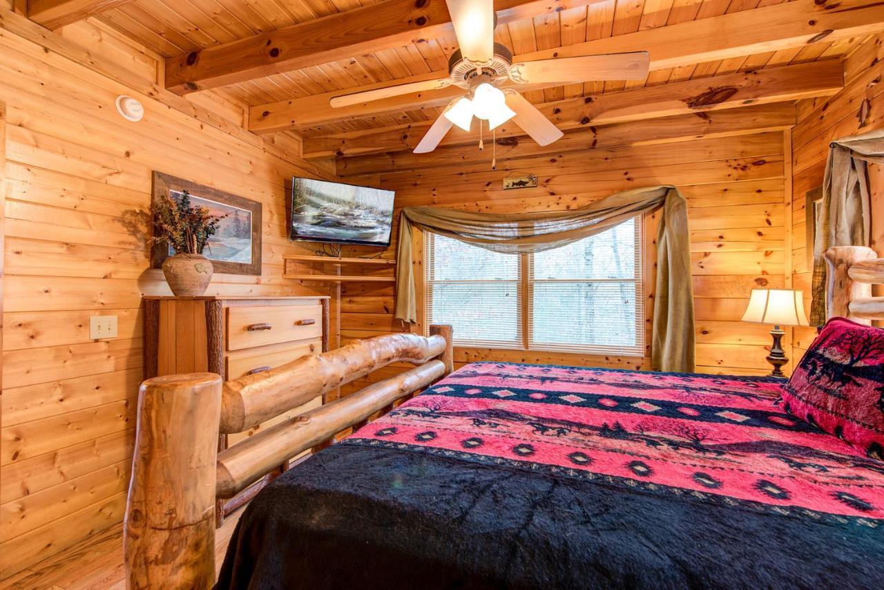 Secret Romance, 2 Bedrooms, Sleeps 8, Pool Table, Hot Tub, Arcade 蓋特林堡 外观 照片